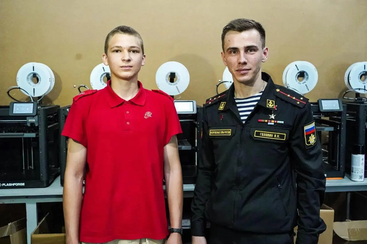 В рамках визита на Южный Урал Владислав Головин пообщался с волонтёрами и активистами, обсудил поддержку вернувшихся с фронта и посетил музей, посвящённый СВО.