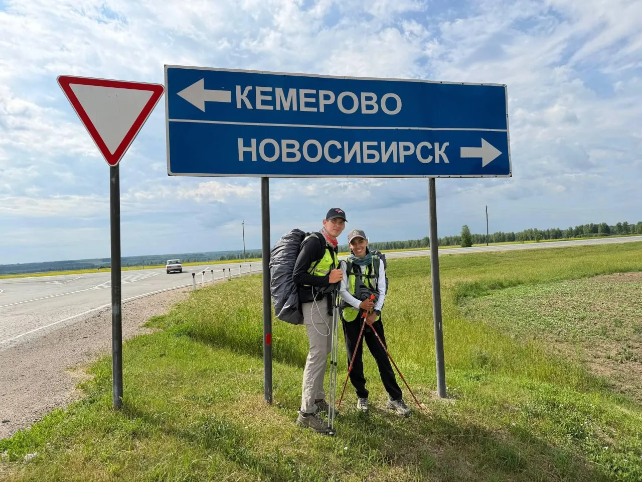 Супруги Павел и Тамара начали пешую экспедицию 19 января в Москве и планируют завершить её 31 декабря во Владивостоке. По пути они прошли через Тюмень и недавно достигли Кемеровской области (Кузбасса).