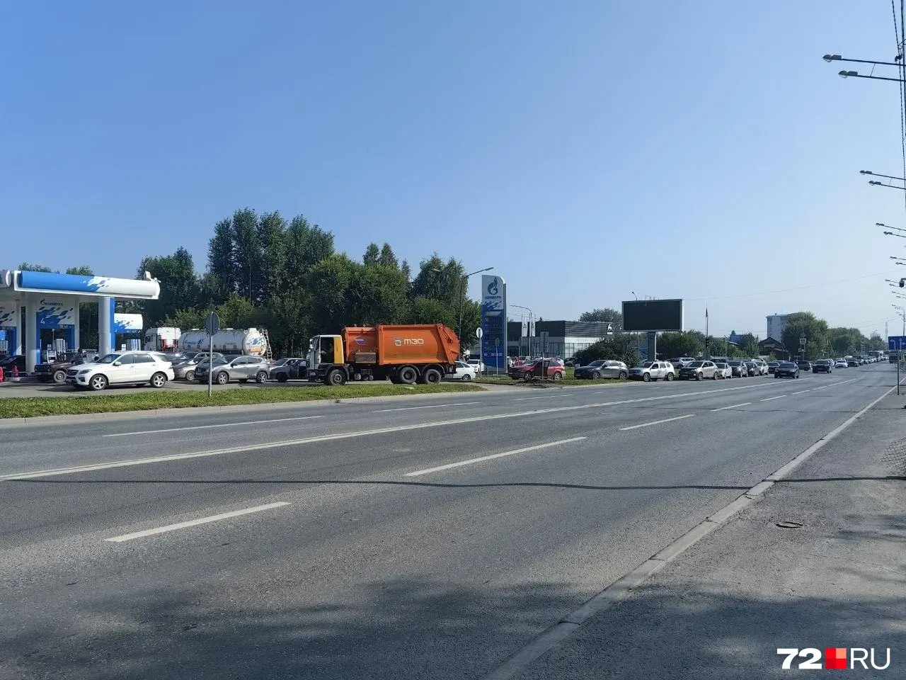 На заправке на улице Щербакова, 113 образовалась очередь, из‑за которой возникли пробки: автомобилисты жалуются, что стояли по шесть часов в ожидании топлива.