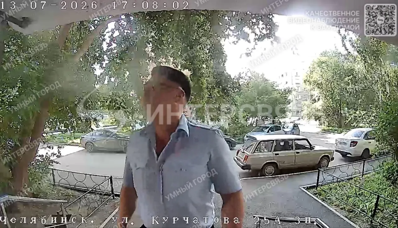 Урбанист и кандидат на довыборах Михаил Попов перестал выходить на связь вечером 13 июля после того, как опубликовал снимки из больницы. За несколько часов до этого к нему приходили сотрудники полиции — причины визита не уточняются.
