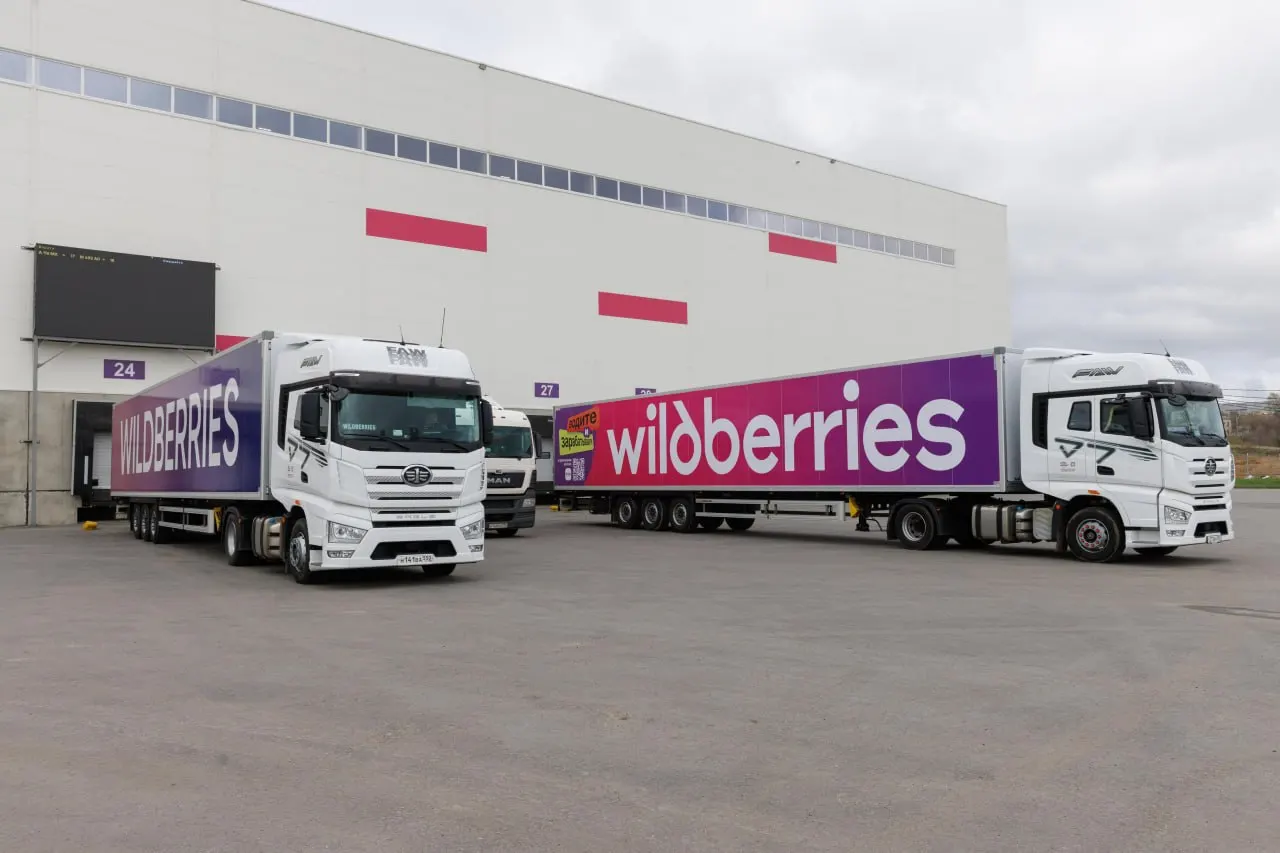 Пожары в нескольких распределительных центрах Wildberries уничтожили около 20 тысяч единиц товара магазина «Солнечный миф». Бренд ждёт частичной компенсации, продолжает поставки и боится за судьбу малого бизнеса и сотрудников.