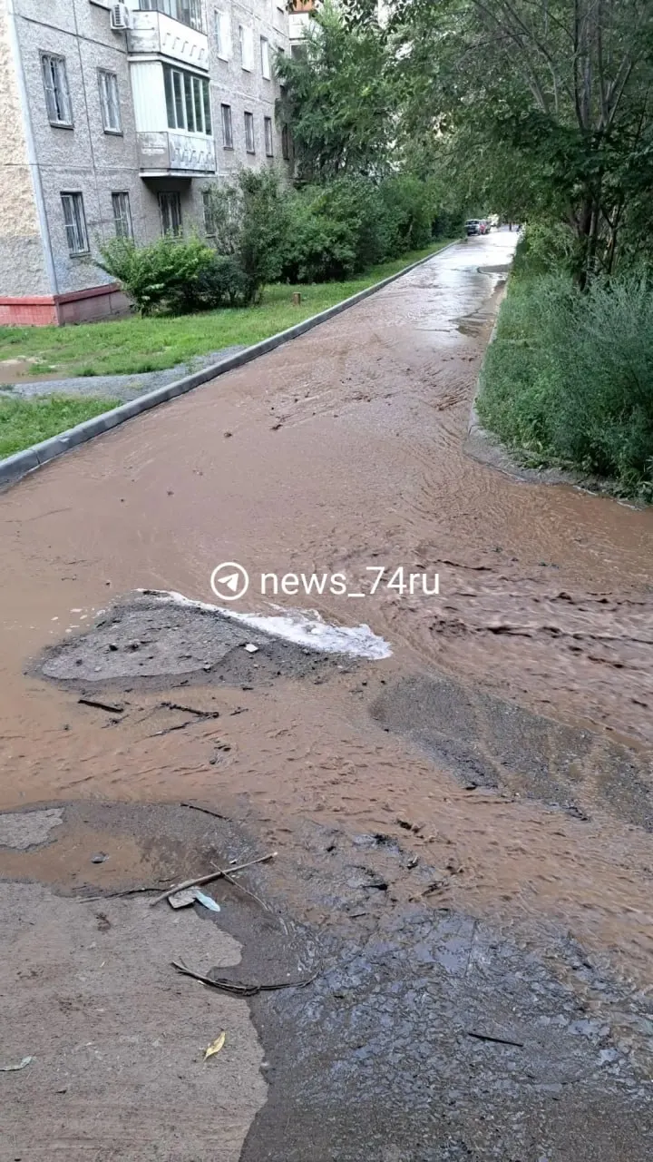 Прорыв канализации между Свердловским проспектом и улицей Красных Пилотов затопил дворовые проезды нескольких домов: сточные воды вышли на газоны и проезжую часть, жители жалуются на отсутствие срочного реагирования и проблемную воду из кранов.