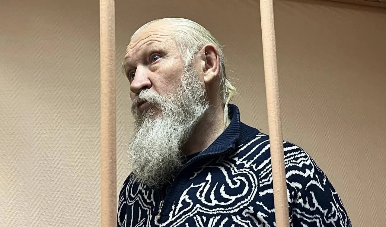 В обновлённый перечень включили бывшего депутата от ЛДПР, ранее осуждённого за соучастие в убийстве Галины Старовойтовой; он был причастен к руководству тамбовской ОПГ и получил 17 лет лишения свободы.