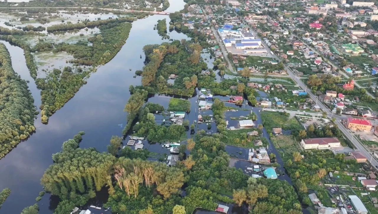 Уровень воды в реке Ница поднялся до 732 см, подтоплено почти 200 приусадебных участков; при прогнозируемых 740 см в муниципалитете могут объявить режим чрезвычайной ситуации.