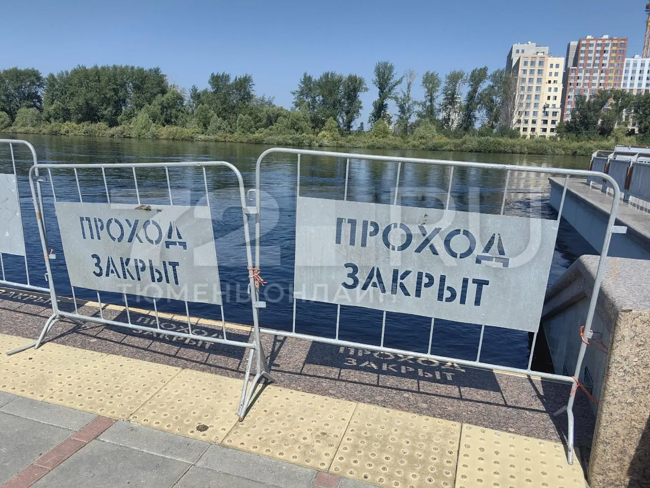 На участке от Масловского взвоза до бара «Водокачка» установили забор — вода вышла на тротуар, частично отключено уличное освещение из‑за подтопления электрических шкафов.