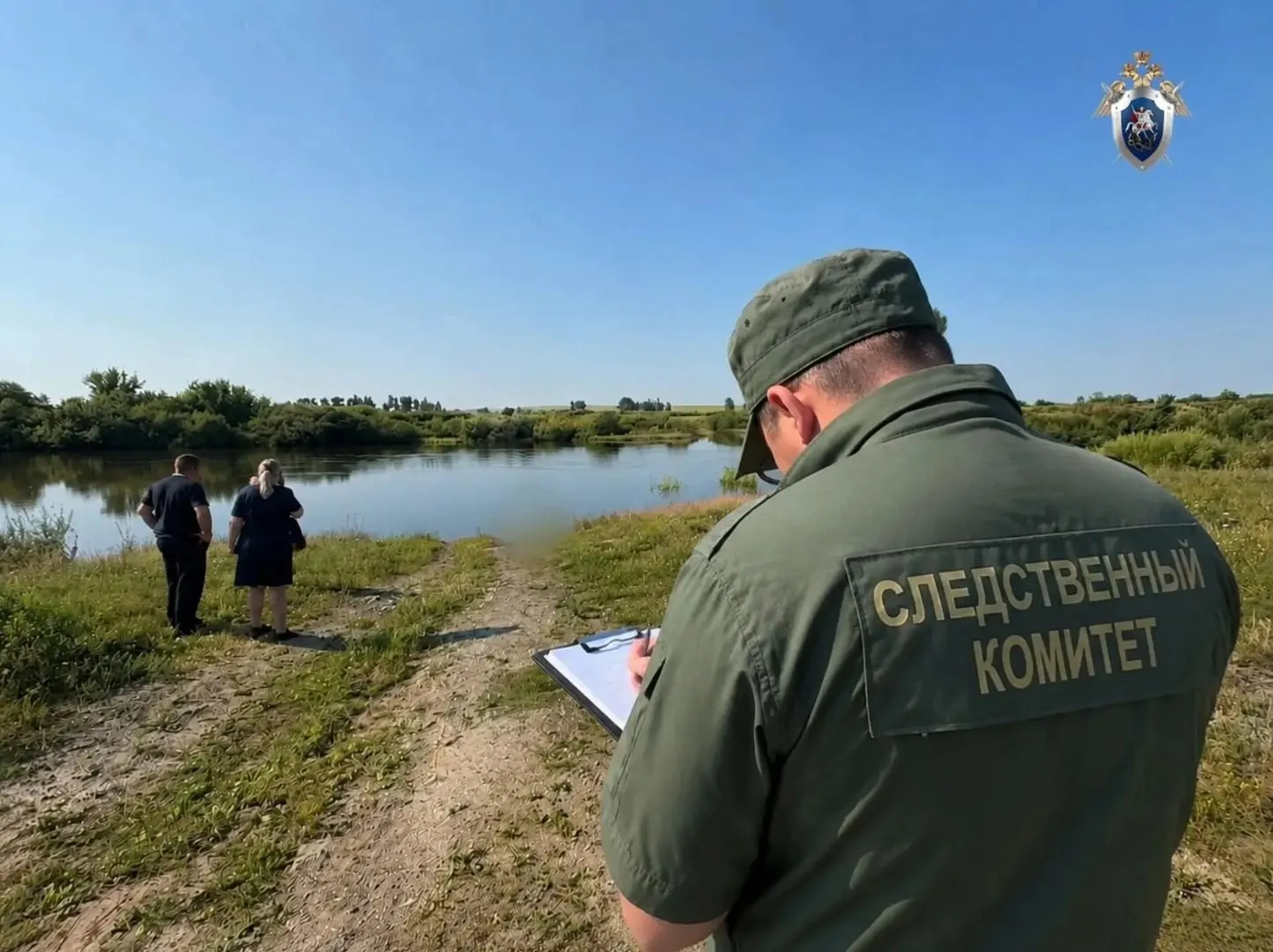 Во время празднования дня рождения подросток упал в реку, пытаясь достать соскользнувший сланец; Следственный комитет возбудил дело по статье о причинении смерти по неосторожности.