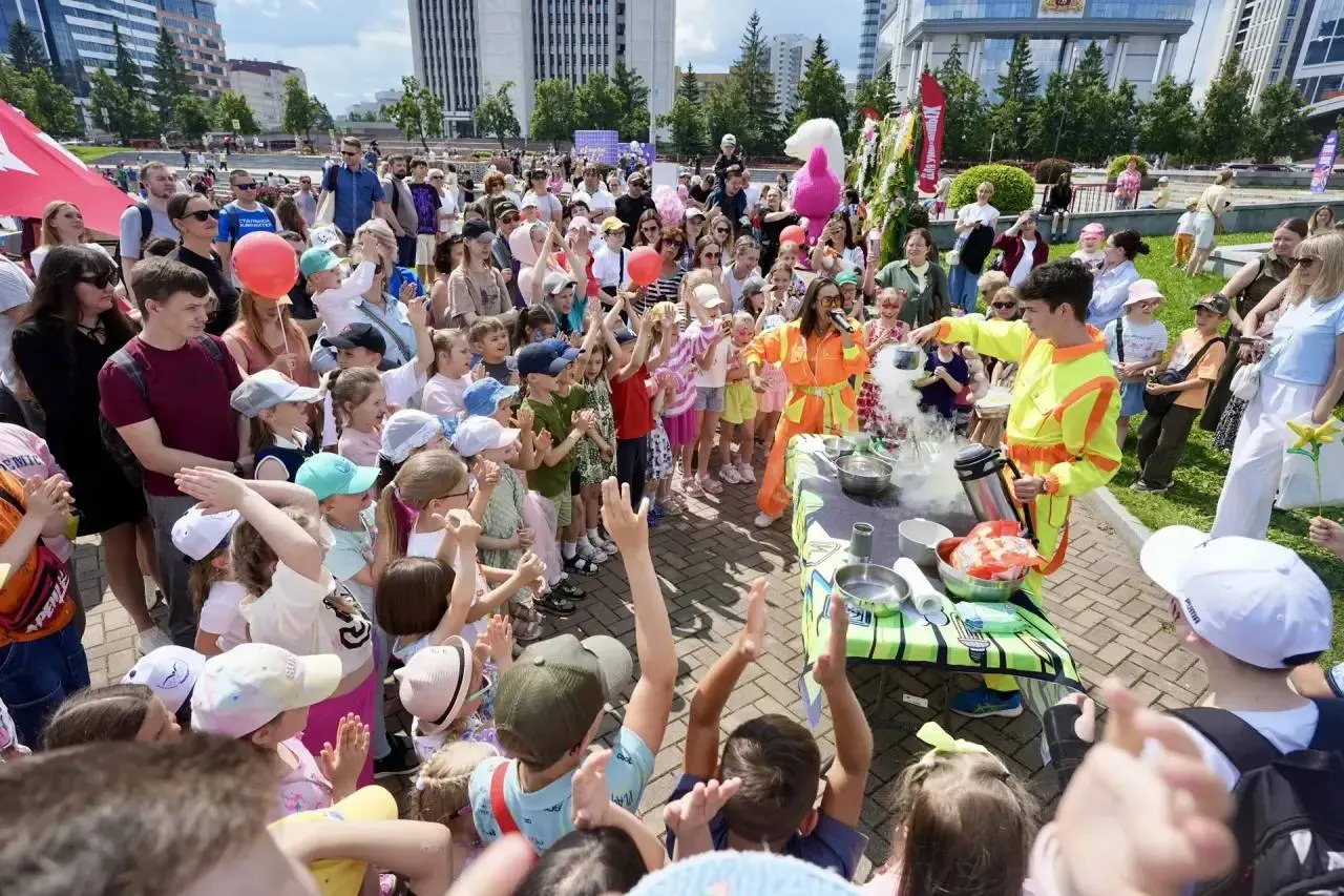 На SUP‑фестивале в Екатеринбурге детям было нельзя выходить на сапы, но они весело провели время в детских зонах — в шатре спонсора разыграли сотни призов, гран‑при получил ребёнок.