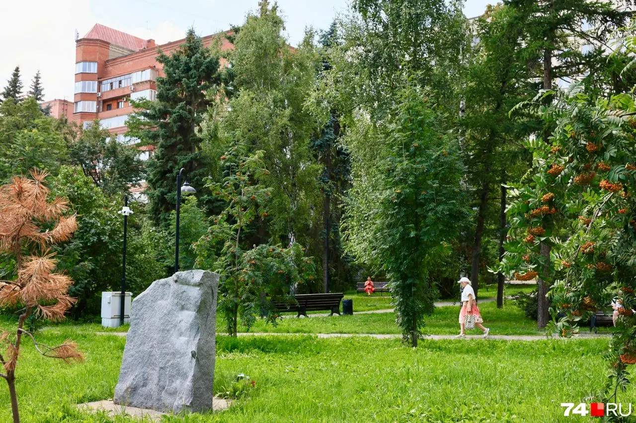 В сквере у Свято‑Троицкого храма уже 15 лет стоит закладной камень: инициаторы не собрали нужную сумму, а финансирование со стороны предприятий и властей не поступило.