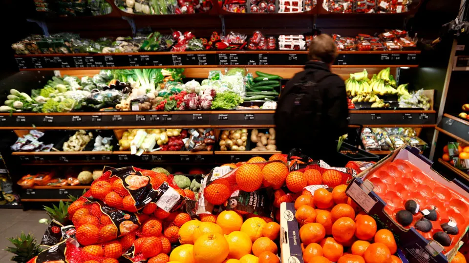 Из‑за подорожания и дефицита бензина и дизеля цены на ряд продуктов и услуг в России резко выросли. Годовая топливная инфляция приблизилась к отметке около 20%, что усиливает рост цен через логистику и производственные издержки.