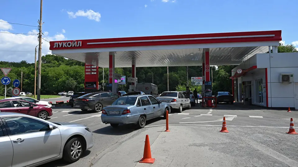 За июнь цена белорусского бензина АИ‑92 на бирже выросла почти вдвое по сравнению с началом мая; поставки из Беларуси помогают смягчить дефицит, но их объёмы и логистика ограничены.