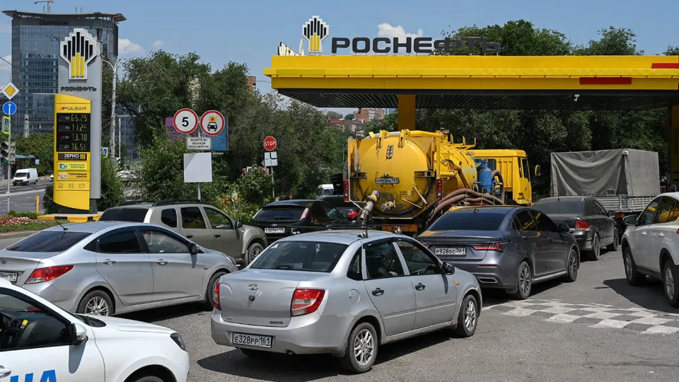 Власти подготовили законодательный механизм, который позволит привлекать зарубежные поставки дизельного топлива на субсидируемой основе — по аналогии с импортным бензином. Мера призвана быстро пополнить рынок после сокращения производства на НПЗ и резкого роста цен.