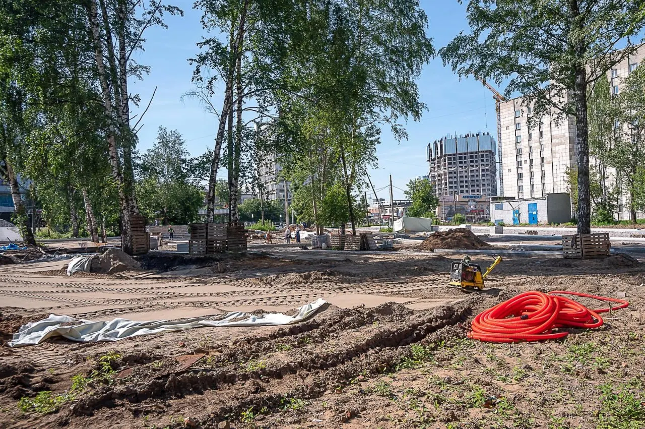 Бетонируют чашу фонтана, укладывают плитку и устанавливают перголы. Благоустройство сквера у Центрального рынка планируют закончить к 18 ноября 2026 года.