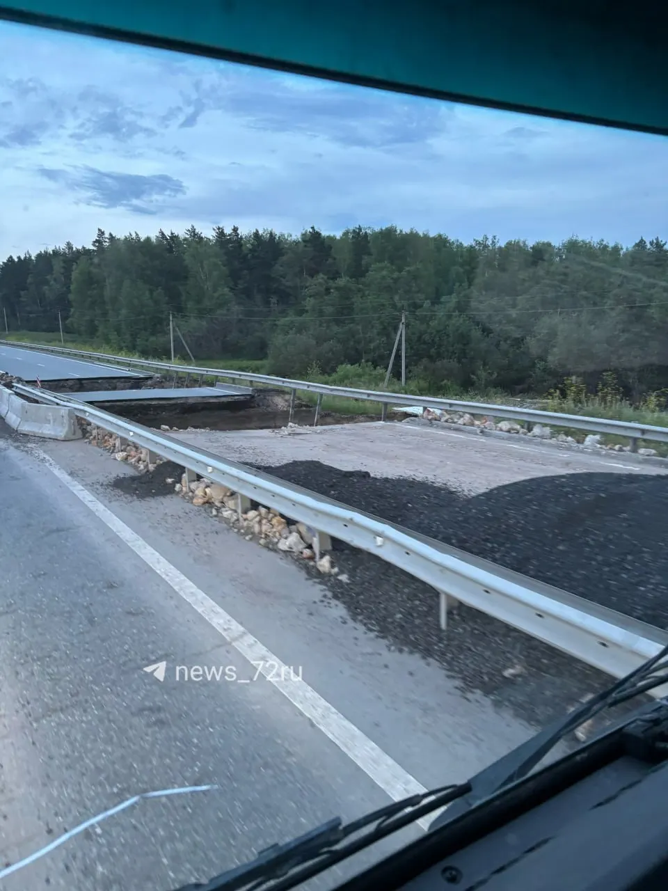 На участке км 196–км 210 временно ограничено движение для автомобилей шире 3 м и массой свыше 44 тонн из‑за восстановительных работ после ЧП.