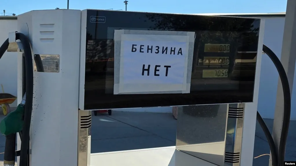 По данным Росстата, с 23 по 29 июня в Севастополе зафиксирован рост цен на бензин на 30%; дефицит топлива, удары по НПЗ и логистические сложности привели к сокращению производства и введению ограничений в ряде регионов.