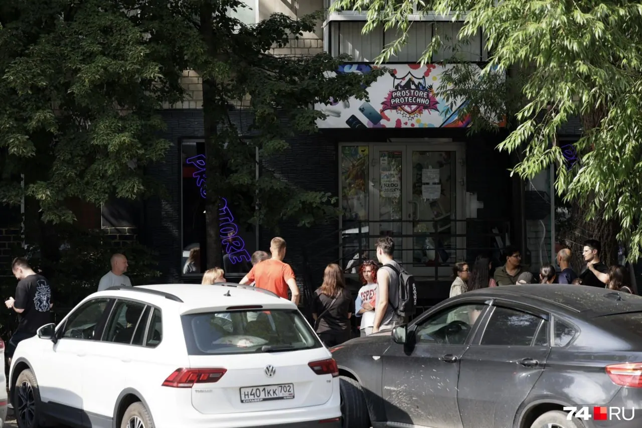 Сотрудников торговой точки в Челябинске поместили в СИЗО по подозрению в мошенничестве: по данным полиции, пострадали более тысячи человек, ущерб оценивают в 86 млн рублей.