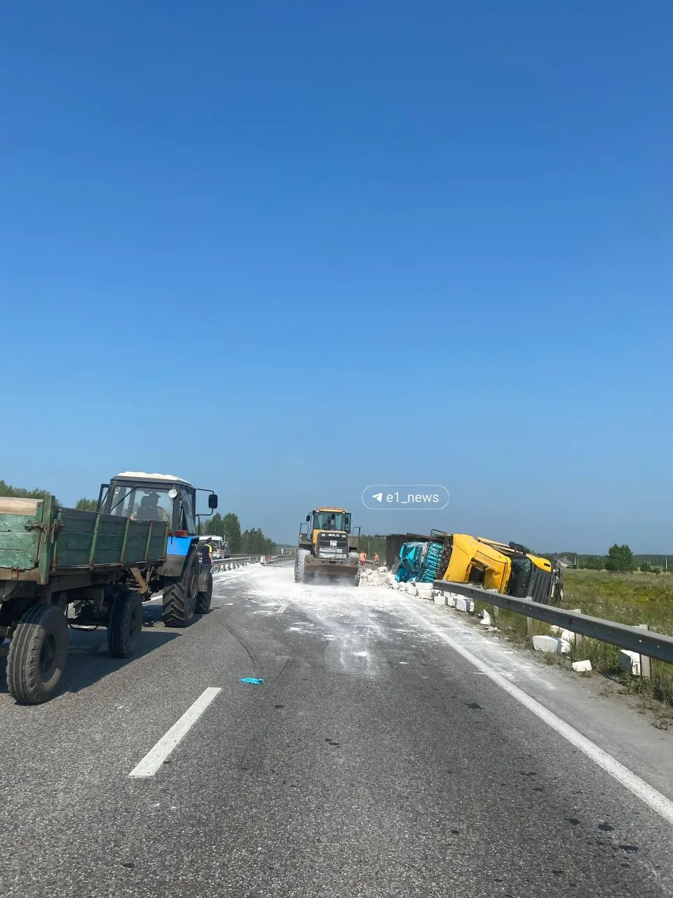 В районе поселка Пышма на Тюменском тракте перевернулся грузовик — водитель отделался царапинами, одну полосу в направлении Тюмени открыли для проезда.