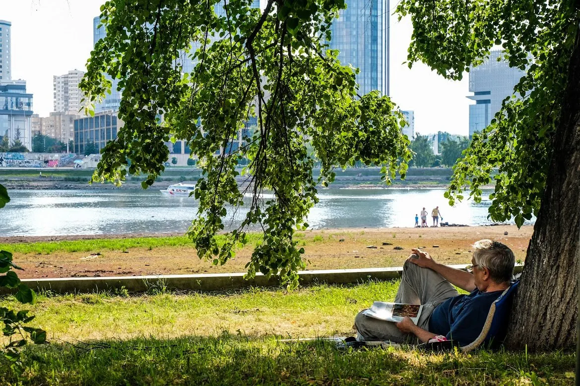 К 14:00 27 июля воздух в Екатеринбурге прогрелся до +34,5 °C; в Свердловской области в Алапаевске зафиксировали +35,1 °C. Из‑за аномальной жары ввели ограничения для большегрузов и снизили скорость трамваев и троллейбусов.