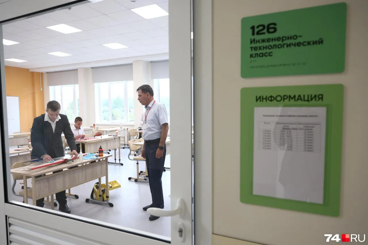 В образовательном центре на Северо‑Западе Челябинска на набор в 10-й класс подали около 1 200 заявок при 120 вакантных местах. Родители просят открыть дополнительные классы.