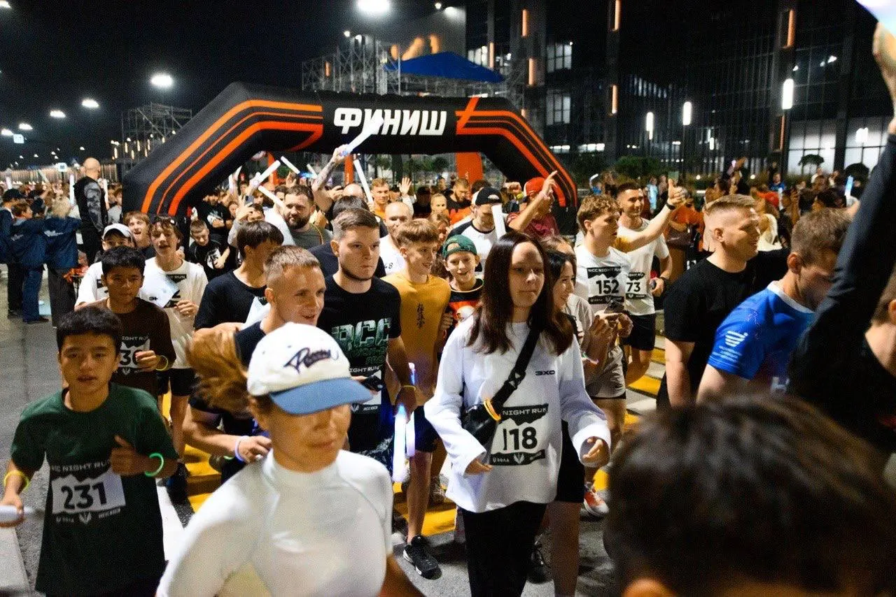 В квартале «Архангел Михаил» прошёл RCC Night Run: участники — от любителей до олимпийского чемпиона — бежали с фонариками и светящимися браслетами. Медали получили все финишировавшие.
