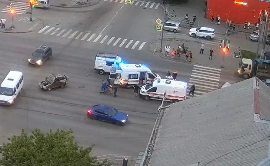 Во время аварии на перекрёстке в Челябинске заглохший автомобиль столкнулся с другим: водитель, вышедший из машины, получил травмы и был вынесен на носилках. Подробности уточняют в ГАИ.