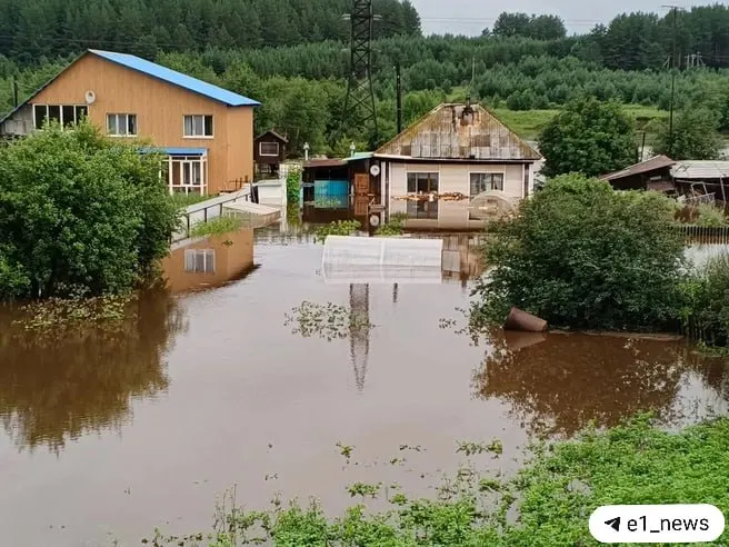 После сильных ливней в уральских посёлках разлилась вода: в селе Аятское несколько домов подтоплены, спасатели просят жителей собирать вещи и уезжать.