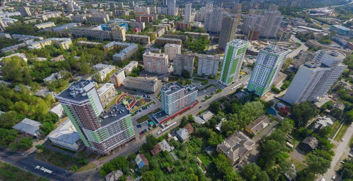 Соседи опасаются затенения и транспортного коллапса: они направили обращения в надзорные органы и подготовили иск в суд, оспаривая соответствие проекта санитарным нормам.