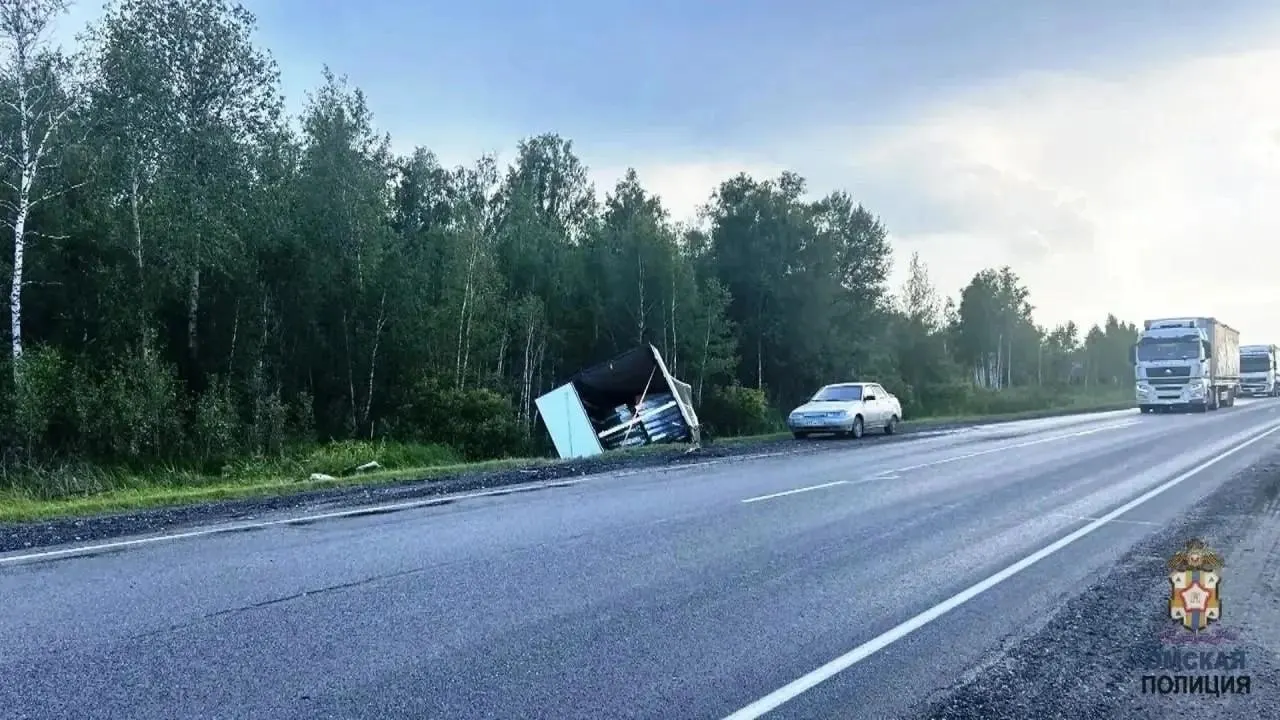 На 454-м км трассы Тюмень — Омск днем 26 июля Renault Sandero выехал на встречную полосу и столкнулся с грузовиком. Женщина-водитель погибла, двое детей доставлены в больницу.