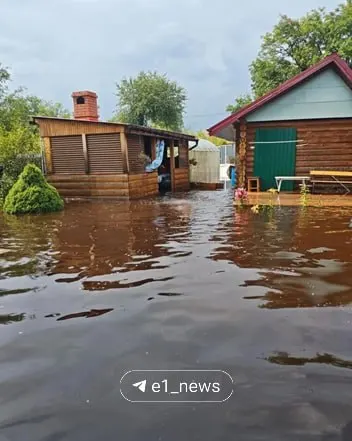 В нескольких населённых пунктах Уральского округа вода подтопила дома и смыла мосты. Жители публикуют фото и видео последствий паводка.