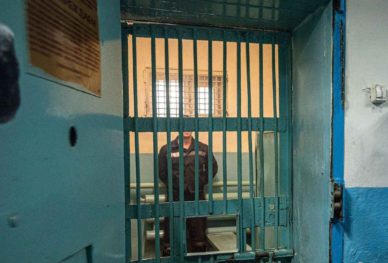 Двое местных мужчин признаны виновными в убийстве 38‑летнего мужчины, совершённом в 2005 году; им назначены длительные сроки строгого режима.