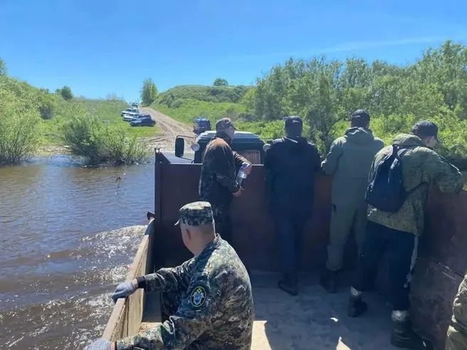 Мальчик поехал с друзьями на пруд в селе Патруши, начал махать руками, но помощи не звал; тело обнаружили позже. Следователи возбудили уголовное дело, полиция усилит контроль за водоёмами и установит предупреждающие таблички.
