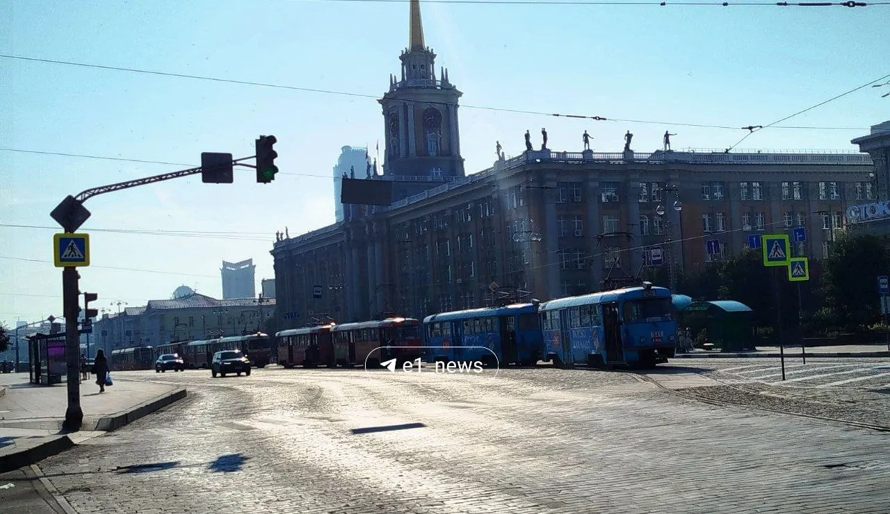 Движение трамваев в сторону Московской приостановлено — несколько маршрутов задерживаются после обнаружения оставленной в вагоне сумки.