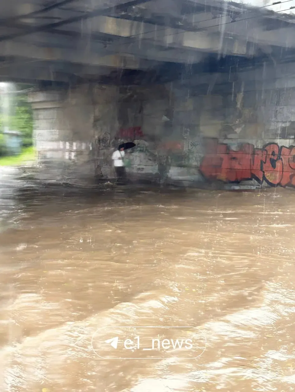 Мост на Восточной подтоплен: вода затопила проезжую часть и проникла в салон автобуса. Жители отмечают проблемы с проездом.