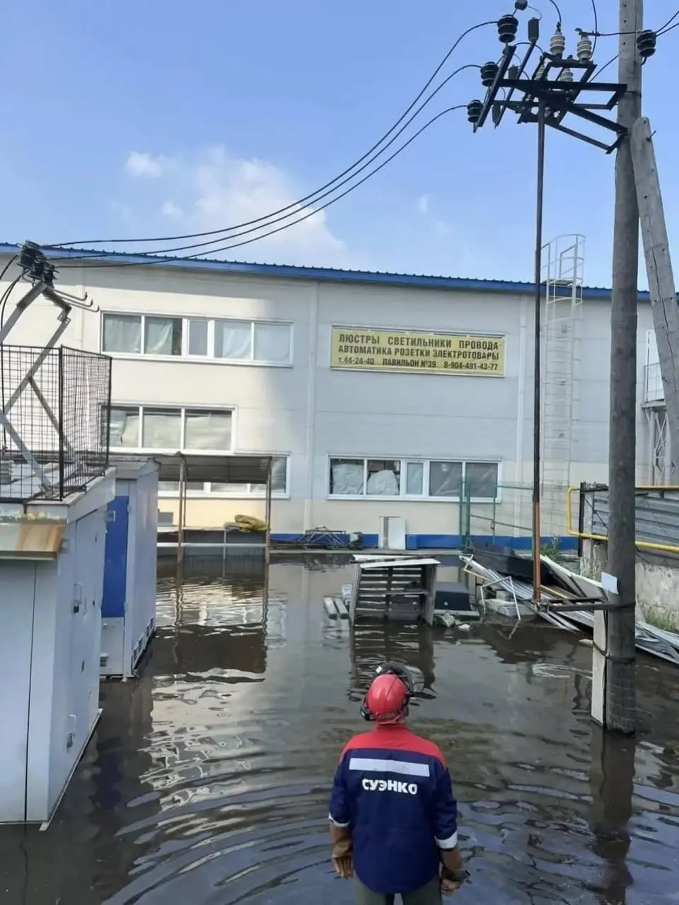В Тюменской и Курганской областях вода затронула 99 объектов Сибирско-Уральской энергетической компании: подтоплены трансформаторные подстанции и линии — задействованы бригады и техника, чтобы избежать массовых отключений.