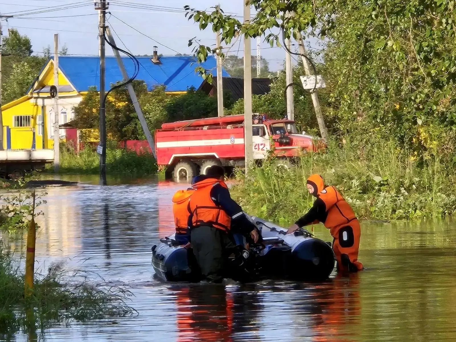 В Верхнем Уфалее подтопление затронуло десятки участков и жилых домов. МЧС откачивает воду, сушит помещения, доставляет питьевую воду и проводит оценку ущерба.