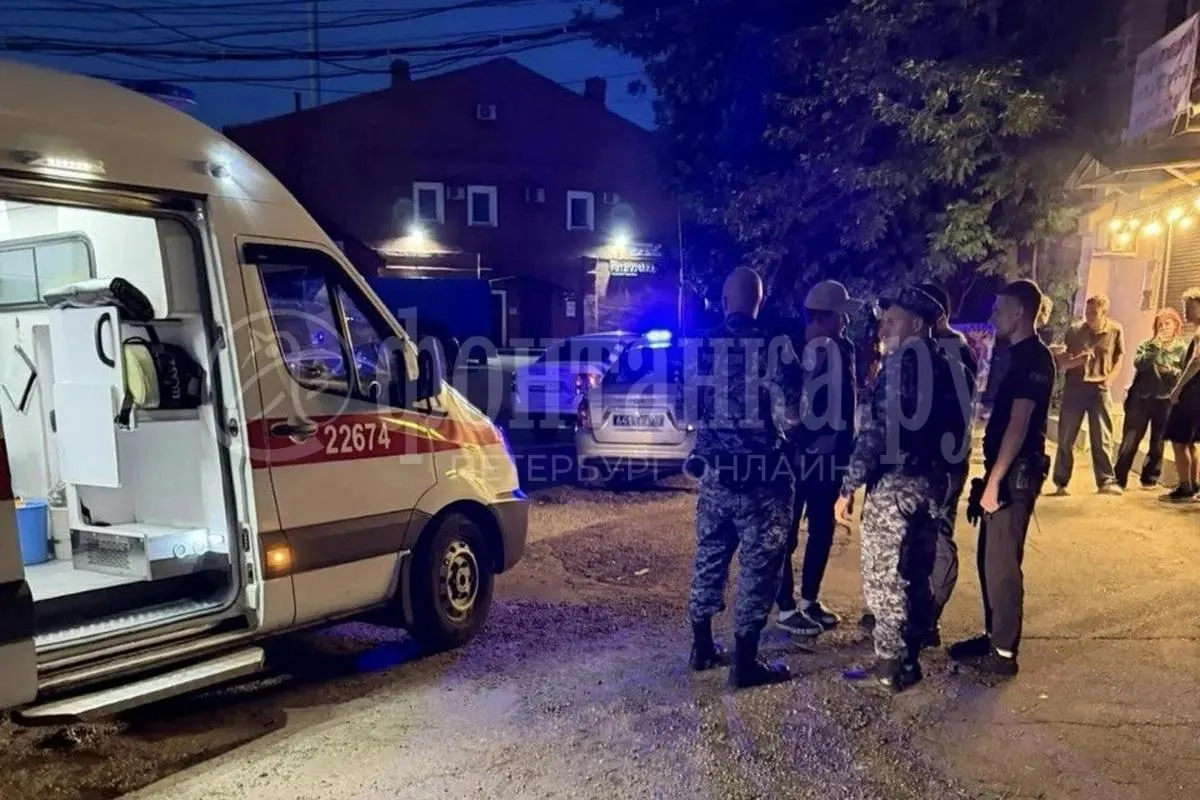 В баре на Лиговском произошла потасовка: один из посетителей ударил другого разбитым бокалом. Нападавший был задержан росгвардейцами, пострадавший госпитализирован.