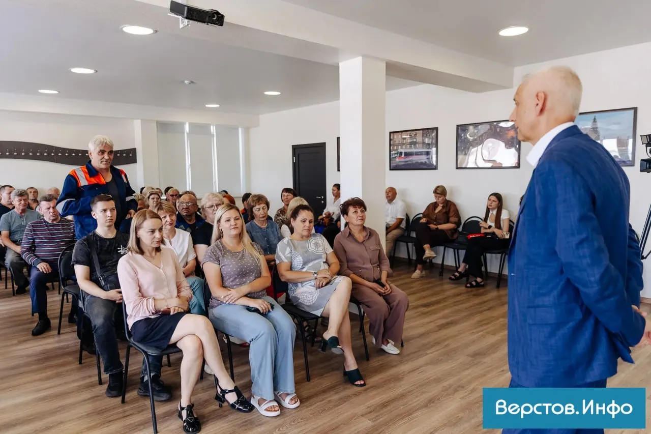 Глава города отреагировал на жалобы сотрудников предприятия на очереди и рост цен на бензин, призвав экономить топливо и сославшись на тяготы Великой Отечественной войны.