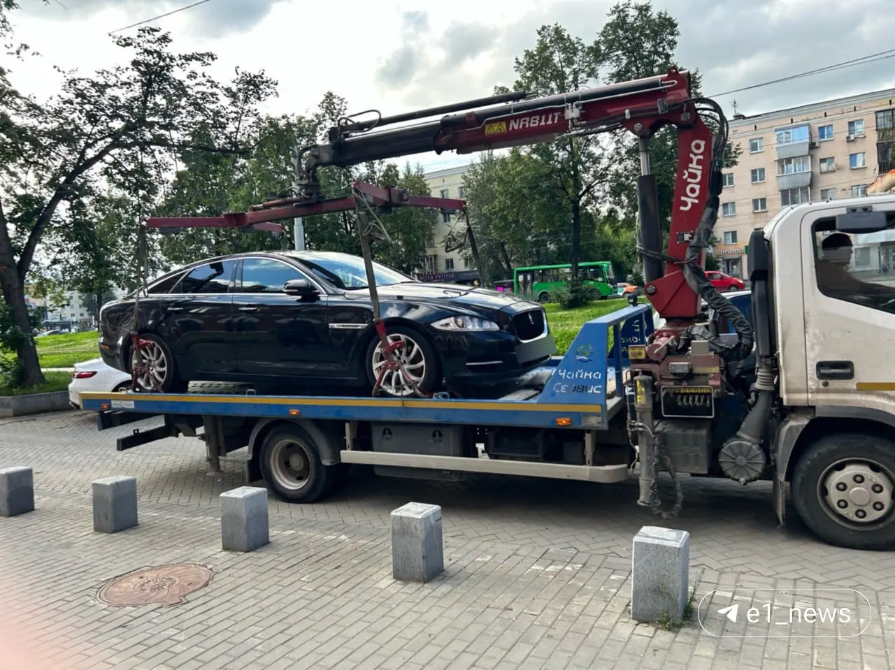 Приставы арестовали его Jaguar: общий долг превысил 7 млн рублей — более миллиона составили налоги, остальное — штрафы за нарушения ПДД.