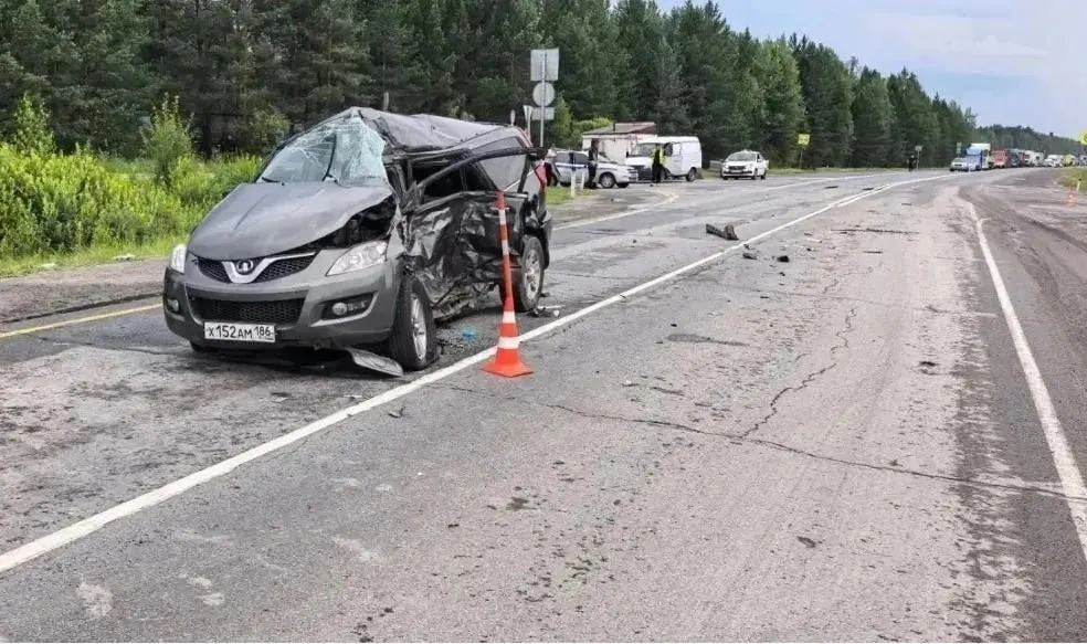 На 543-м км трассы Great Wall, разворачиваясь с обочины, столкнулся с грузовым Volvo. Водитель легковушки погиб, пострадали пассажирка и две девочки.