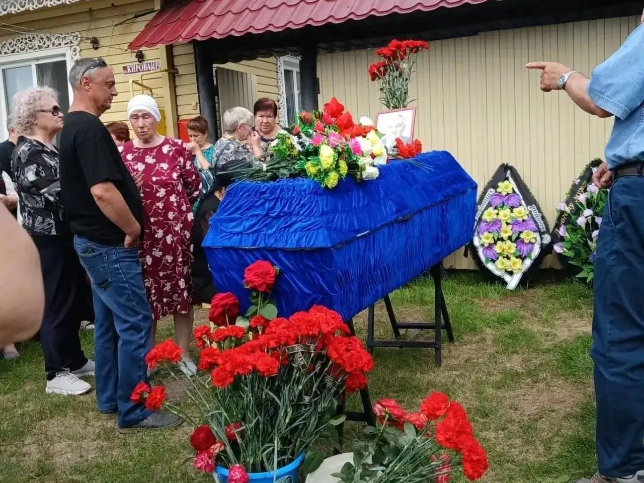 Тело почётного жителя села пролежало в морге без надлежащего охлаждения — близкие называют случившееся «издевательством». Причины поломки холодильников выясняются.