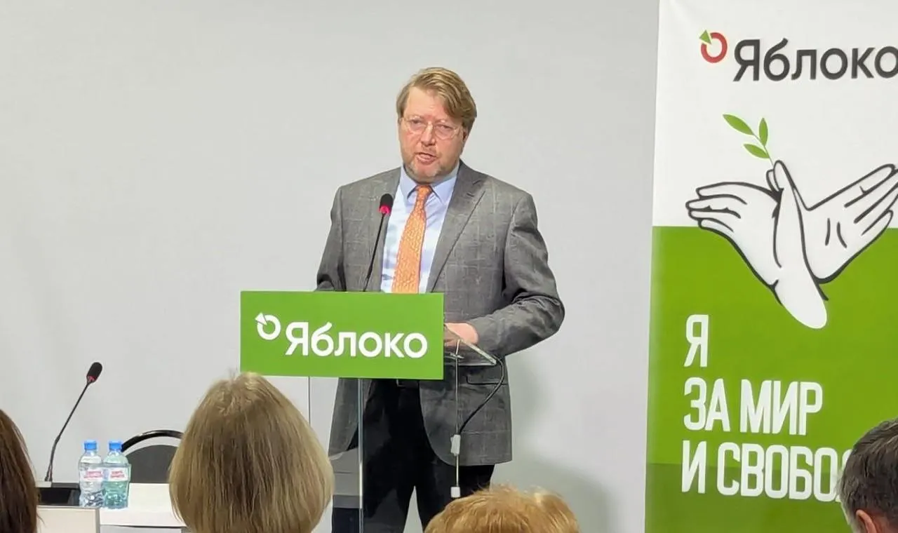 Верховный суд подтвердил штраф председателю партии «Яблоко» Николаю Рыбакову за пост с фотографией Алексея Навального. Ранее фото не признавали экстремистской символикой; партия намерена обжаловать решение в Конституционном суде.