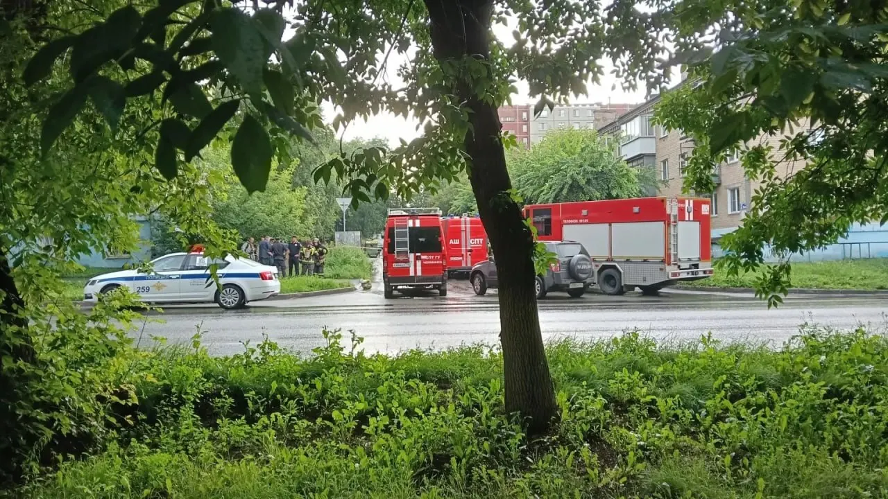 МЧС и полиция перекрыли двор между улицами Расковой и Вострякова — там обнаружили стеклянные ёмкости с химическими веществами. Специалисты собрали и вывезли их в специальные контейнеры, территорию обработают; водителя мусоровоза и его помощника направили на осмотр.