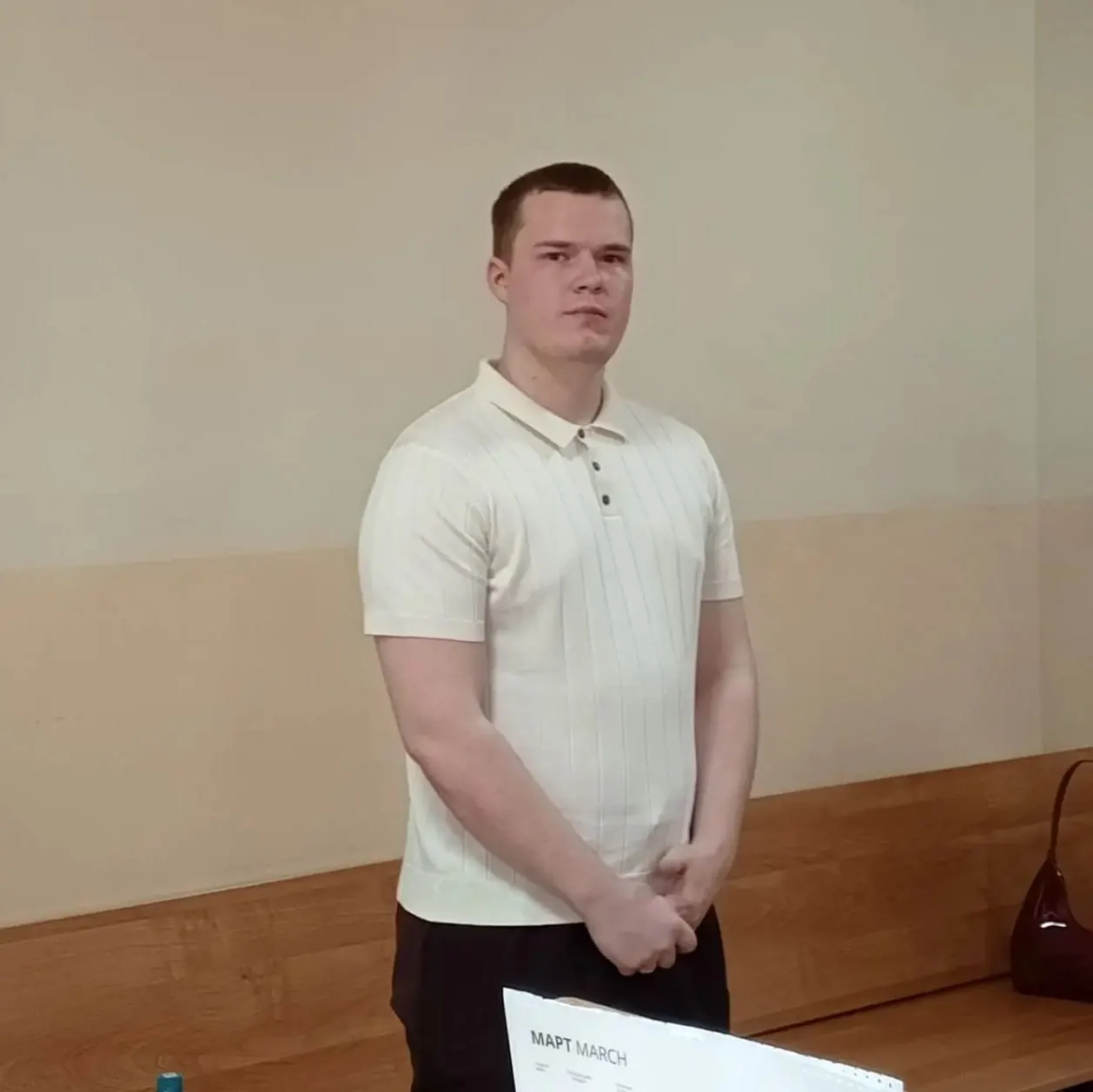 Мужчина пытался избежать службы в армии, заплатив знакомому 675 000 руб.; врач оформил фиктивные справки после операции без показаний. Суд назначил семь лет строгого режима и штраф 1,35 млн руб.