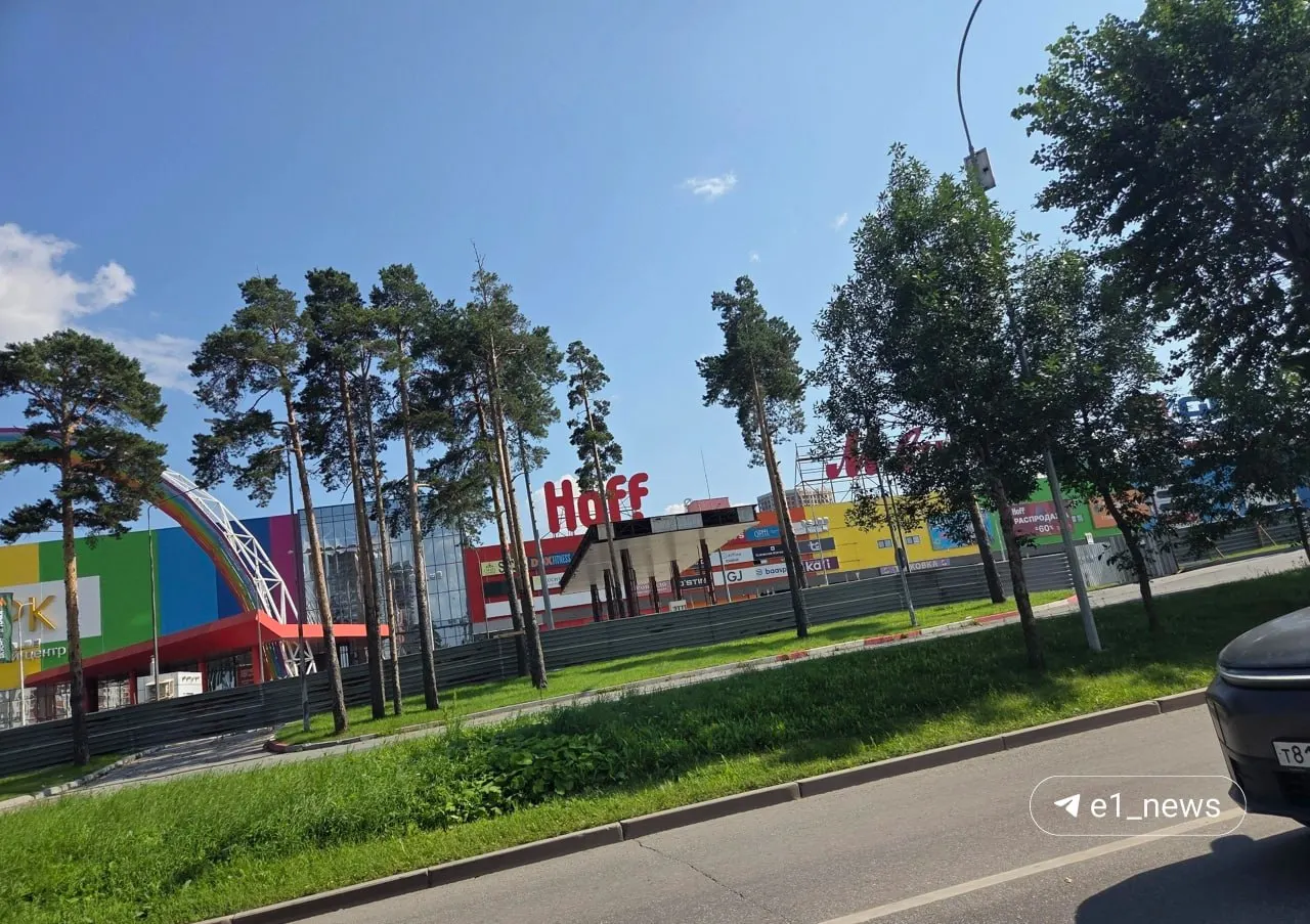 В разных районах города временно закрыли несколько автозаправок: на Репина, 92 уже демонтируют навес над колонками, ремонт идёт и на других улицах и трактах.