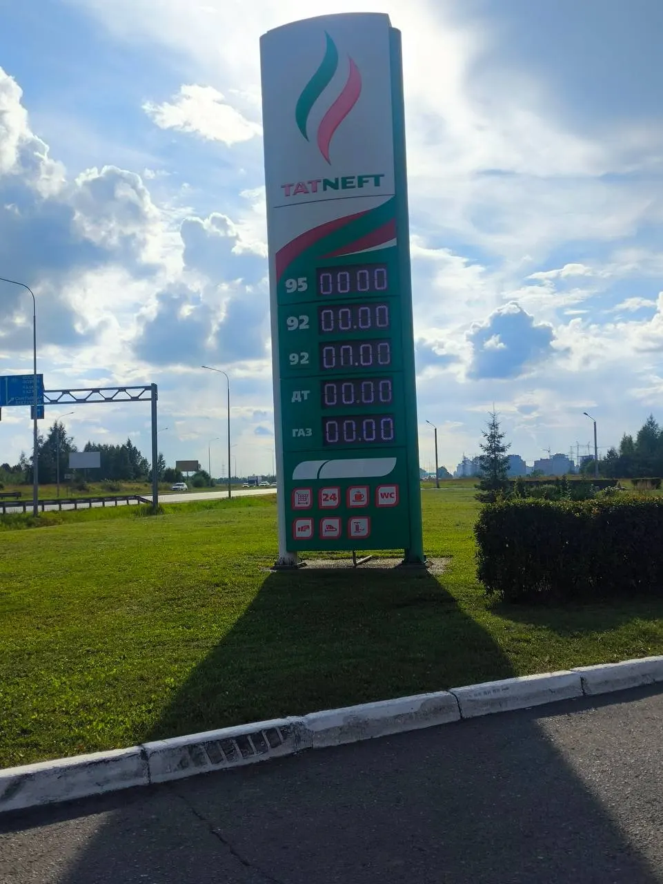 Из‑за повреждений нефтеперерабатывающих мощностей и дефицита топлива дорожают услуги и растёт импорт бензина — региональные перевозчики поднимают цены, а крупнейшие компании просят дополнительные поставки из Азии.