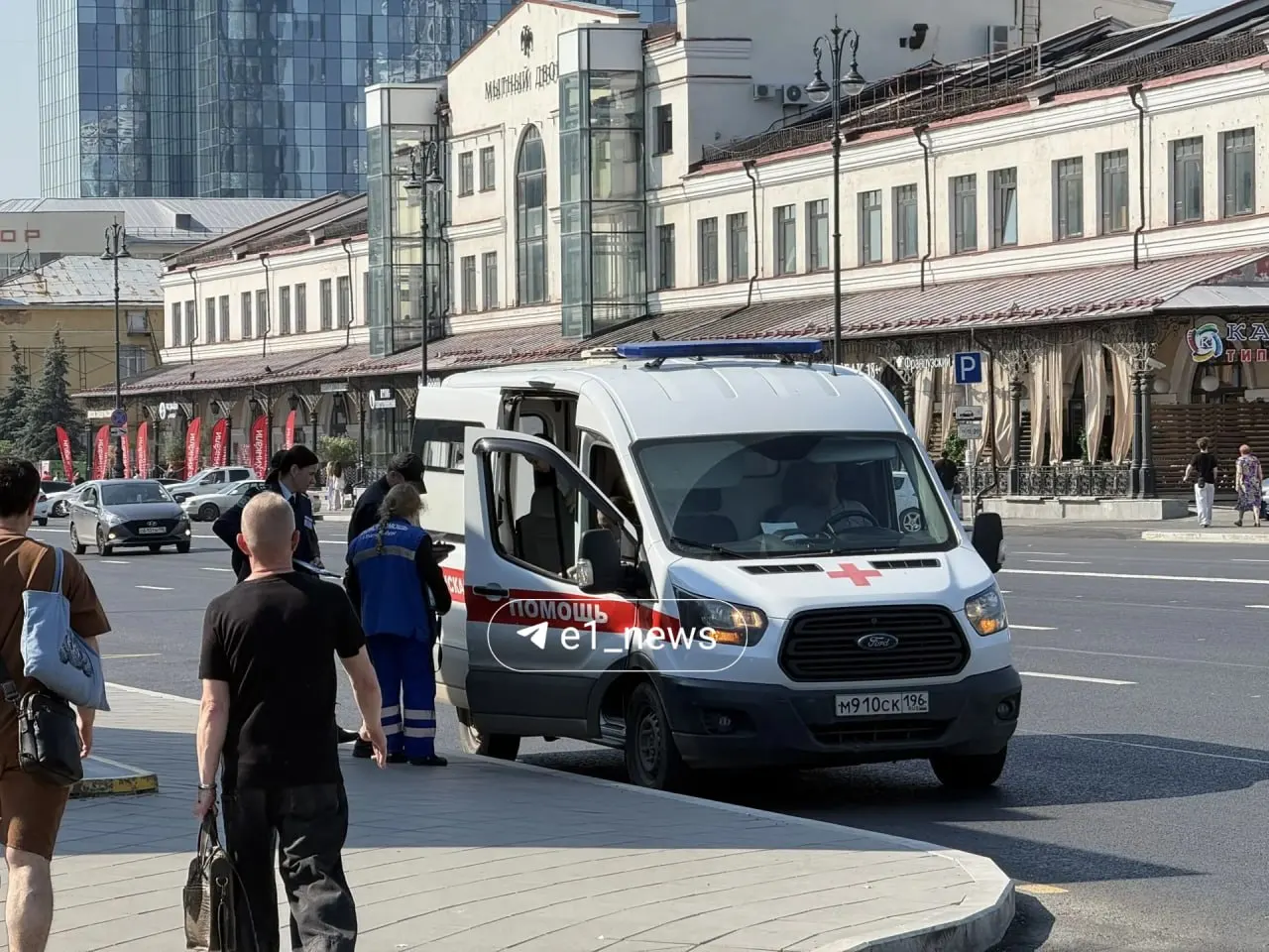 Пострадавшую увезли на скорой в больницу; подробности инцидента уточняются.