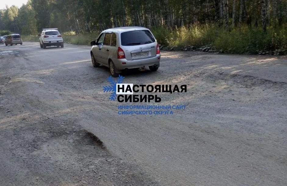 Около 500 м дороги к Аргазинскому водохранилищу пришли в негодность: глубокие ямы и просадки приводят к повреждениям днища и проколам колёс. Ремонт обещают в середине августа.