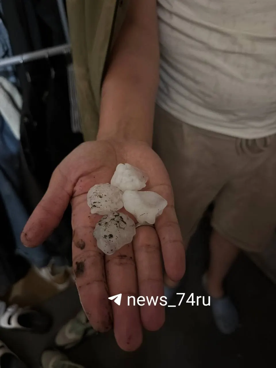 Пока в центре города шёл лёгкий дождь, на северо‑западных окраинах, в районе Красного Поля, прошёл сильный град — публикуем кадры с места.