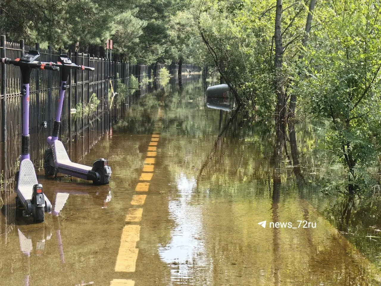 На городском пляже озера Круглого поднялся уровень воды: прибрежная зона подтоплена, вода подошла к лесному массиву. Фотографии очевидцев фиксируют масштабы подтопления.