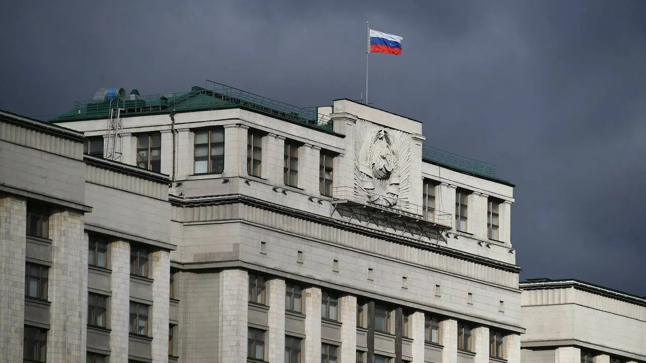 Законопроект предлагает лишить покинувших страну россиян доступа к госуслугам, банковским сервисам и части имущества; документ могут сделать действующим сразу после публикации, а имена попавших включат в реестр Минюста.