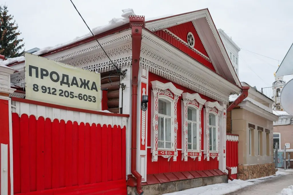 Свердловский областной суд временно приостановил действие решения об отказе включать Дом Топоркова в реестр памятников — мера действует на время рассмотрения иска реставраторов-волонтеров.